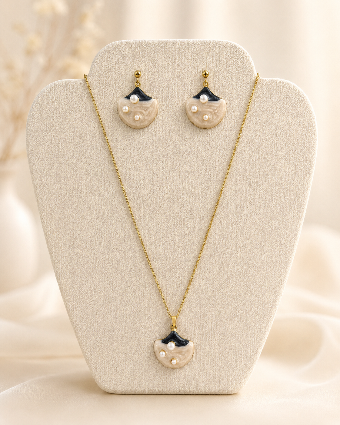 Pearl Noir Pendant Set